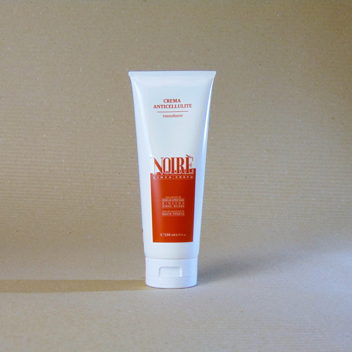 Crema corpo rassodante e tonificante con estratti di ginseng, ginkgo biloba, kigelia africana e menta piperita. Texture leggera, assorbimento rapido.
