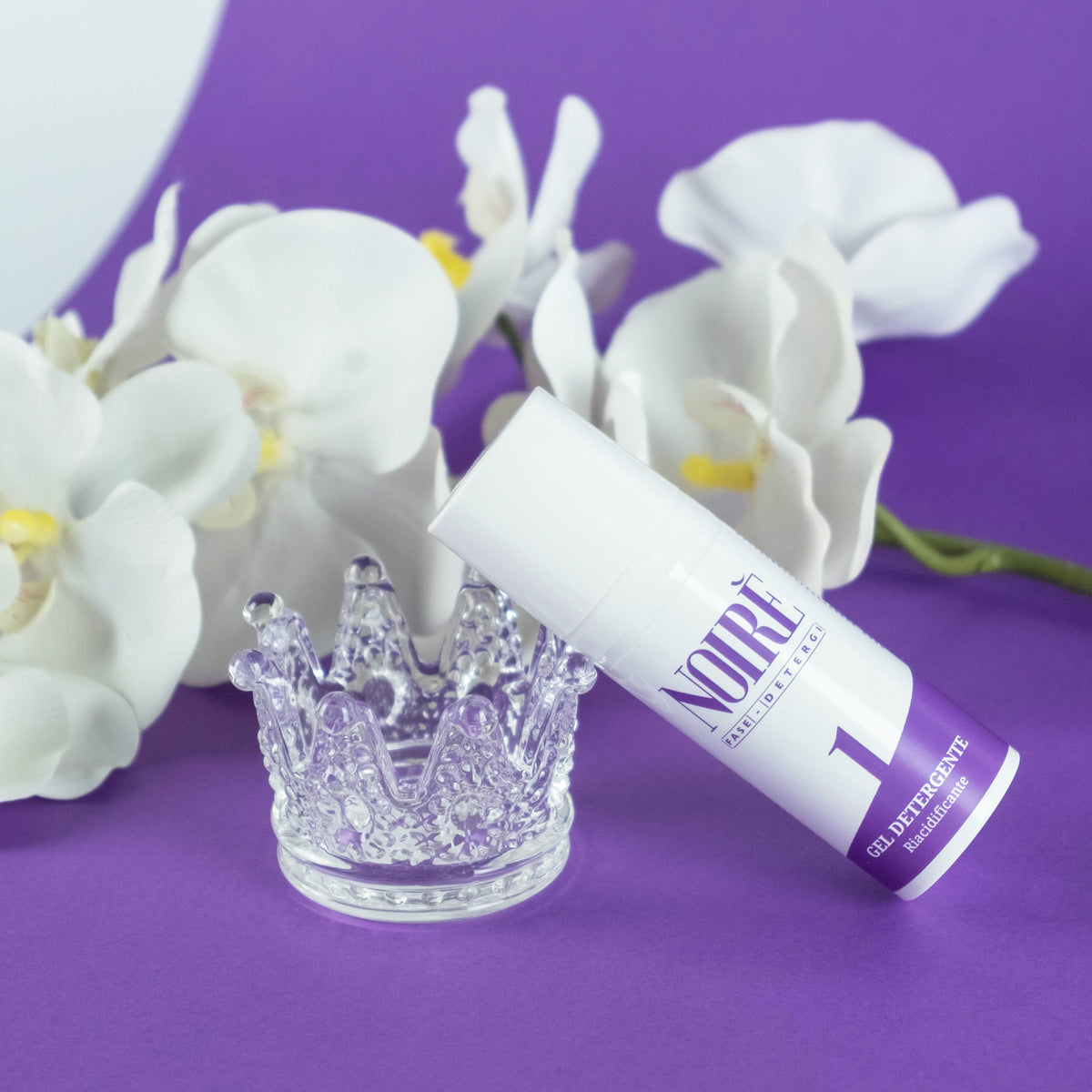 Detergente viso delicato antiage con acido ialuronico, uva rosa, crusca di grano e olio di avocado idrosolubile. Rimuove il trucco e purifica la pelle senza aggredirla.
