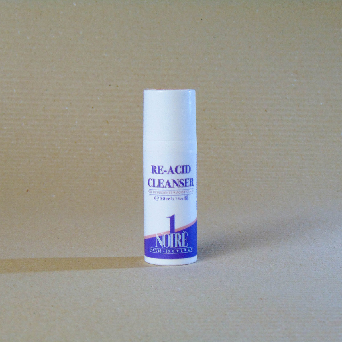 Detergente viso delicato antiage con acido ialuronico, uva rosa, crusca di grano e olio di avocado idrosolubile. Rimuove il trucco e purifica la pelle senza aggredirla.

