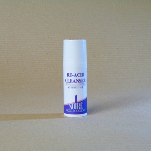 Detergente viso delicato antiage con acido ialuronico, uva rosa, crusca di grano e olio di avocado idrosolubile. Rimuove il trucco e purifica la pelle senza aggredirla.
