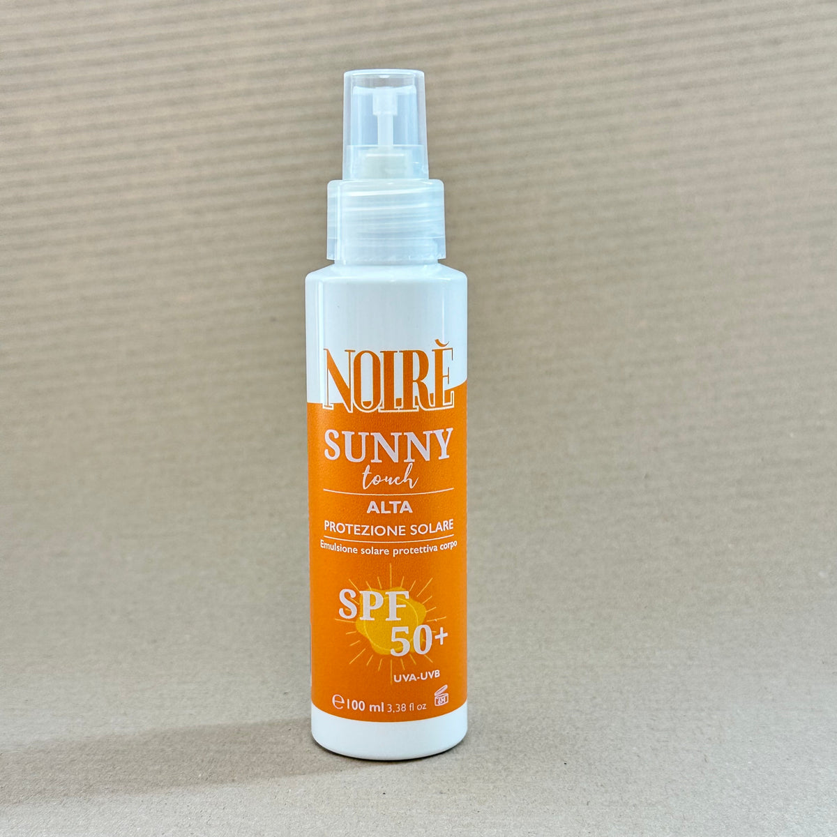 Emulsione protettiva e nutriente con filtri UVA-UVB, aloe e vitamina E per pelli delicate e sensibili fototipo 1 e 2.
