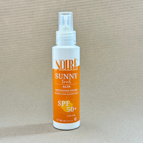 Emulsione protettiva e nutriente con filtri UVA-UVB, aloe e vitamina E per pelli delicate e sensibili fototipo 1 e 2.
