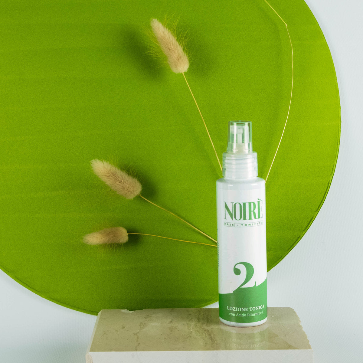 Tonico rigenerante per il viso senza alcol con fiordaliso, tè verde, ginseng e acido ialuronico. Idrata, tonifica e purifica delicatamente la pelle sensibile.