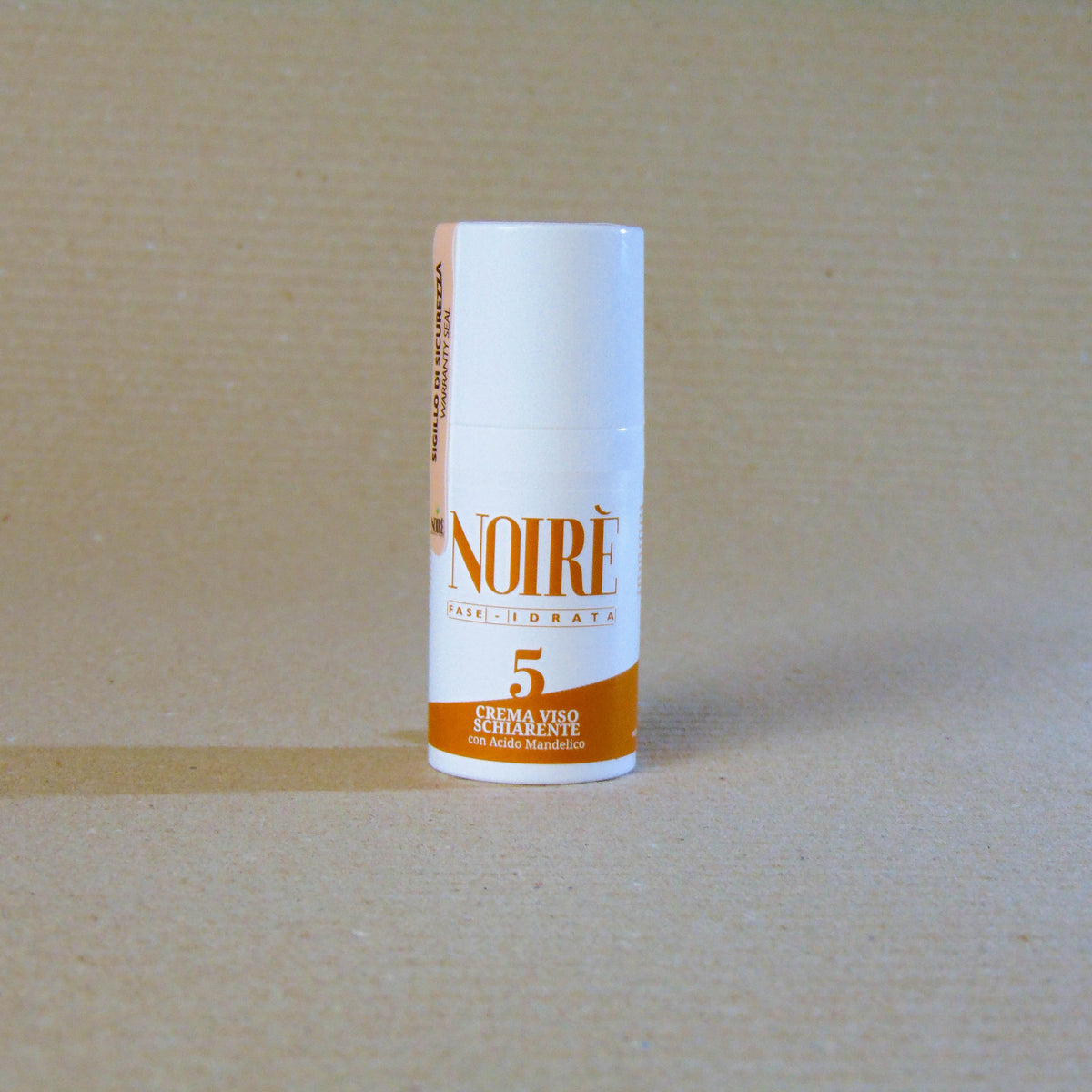 Trattamento viso uniformante e illuminante con acido mandelico, rosa mosqueta, argan, aloe e camomilla. Schiarisce, leviga e illumina il colorito spento.
