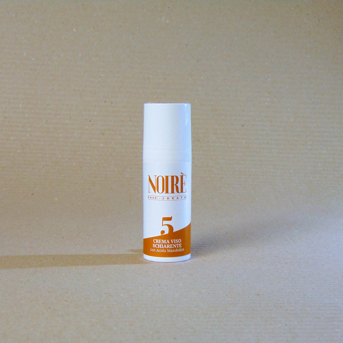 Trattamento viso uniformante e illuminante con acido mandelico, rosa mosqueta, argan, aloe e camomilla. Schiarisce, leviga e illumina il colorito spento.
