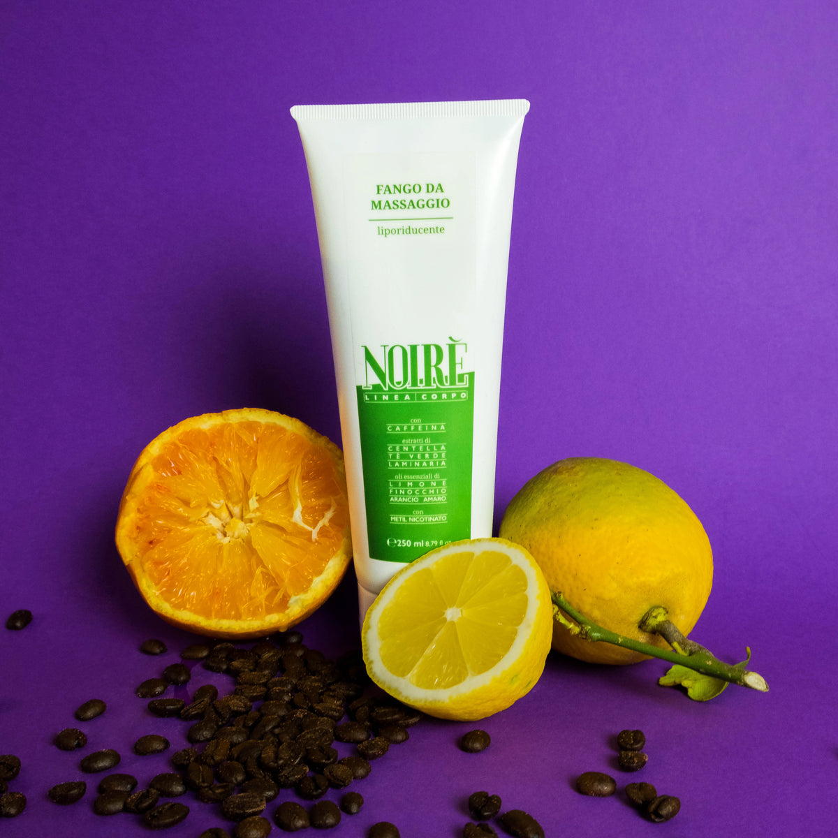 Crema anticellulite con caffeina, oli essenziali di arancio amaro, finocchio, limone ed estratti di centella, thè verde e laminarie per azione drenante e rimodellante.
