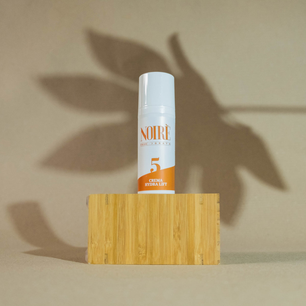 Crema liftante rassodante viso Hydra-Lift con rosa mosqueta, burro di karité, ginseng e microalga filler. Idrata, tonifica e riduce visibilmente rughe e segni del tempo.
