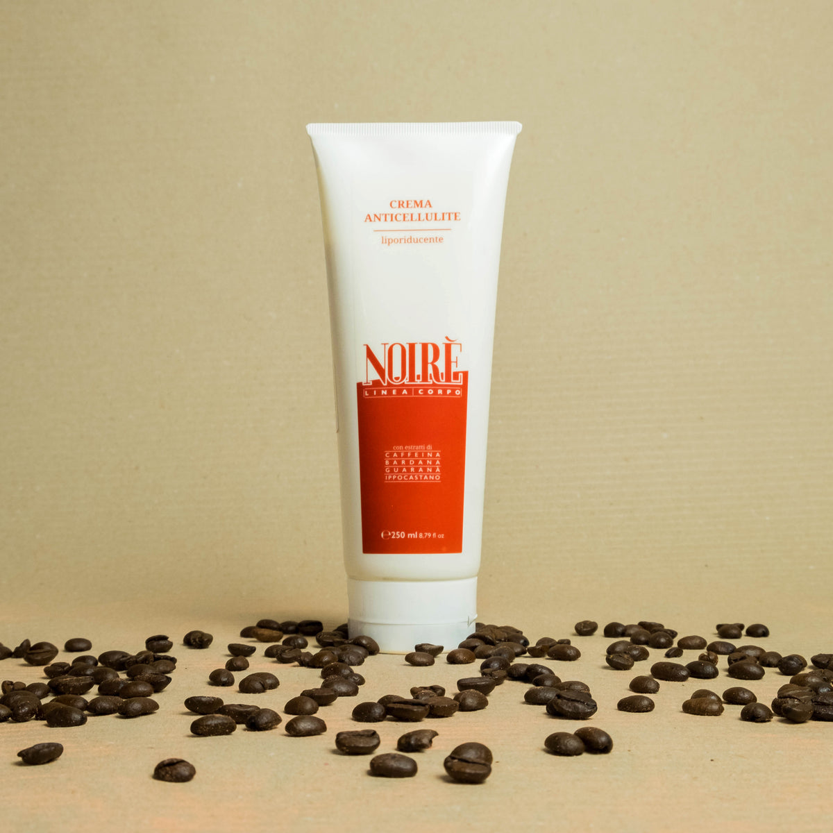 Crema snellente lipolitica con estratti naturali di caffeina, bardana, guaranà e ippocastano per combattere accumuli adiposi localizzati e favorire l’azione drenante.

