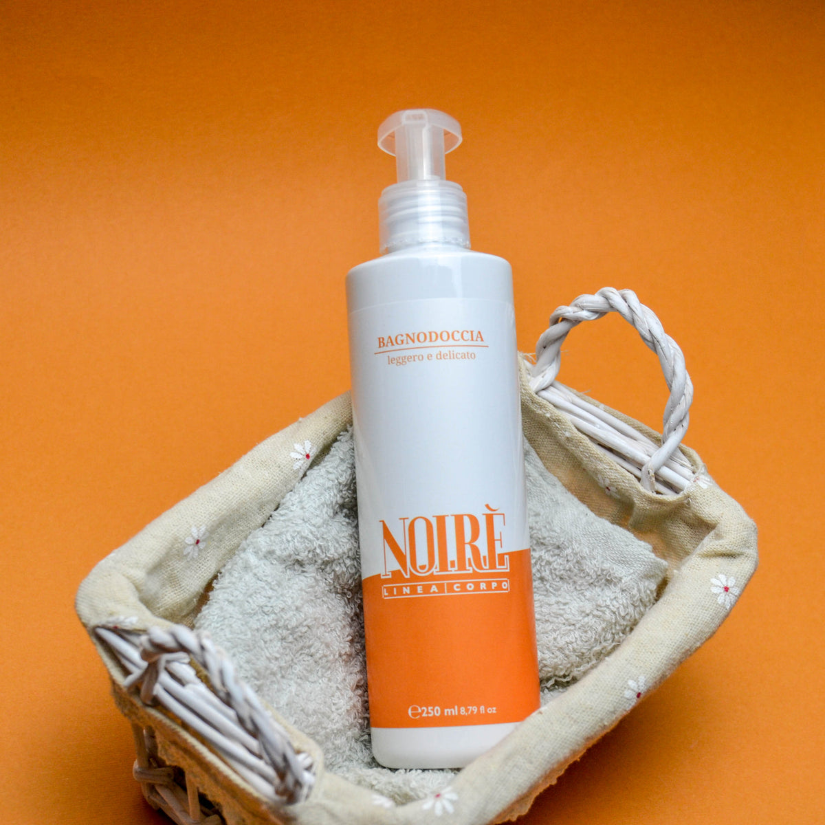 Detergente eudermico viso e corpo con oli di melograno, cocco, cacao, oliva bio e mandorle. Deterge delicatamente rispettando il film idrolipidico.
