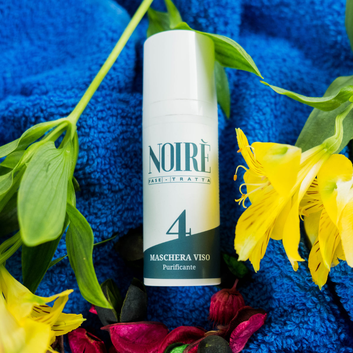 Maschera viso purificante per pelli impure con argilla verde, olio di rosa mosqueta, aloe, camomilla, limone e acido mandelico. Riequilibra sebo e stimola il rinnovamento cellulare.
