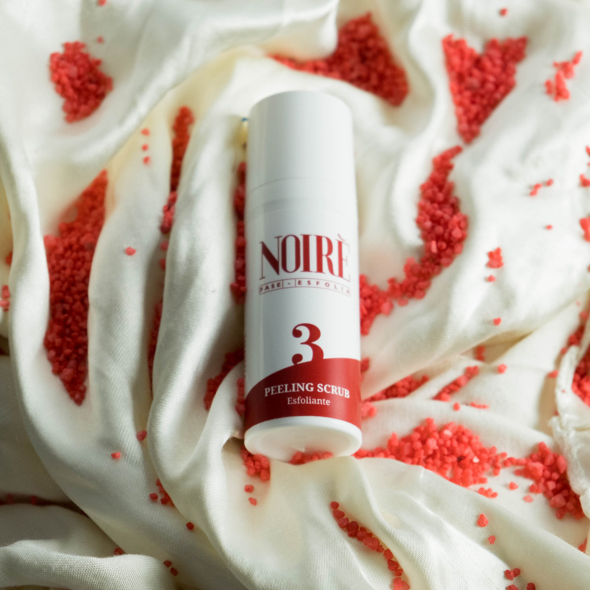 Scrub viso delicato con olio di mandorle dolci, aloe, camomilla, malva e microgranuli vegetali. Leviga e rigenera anche le pelli sensibili senza irritazioni.
