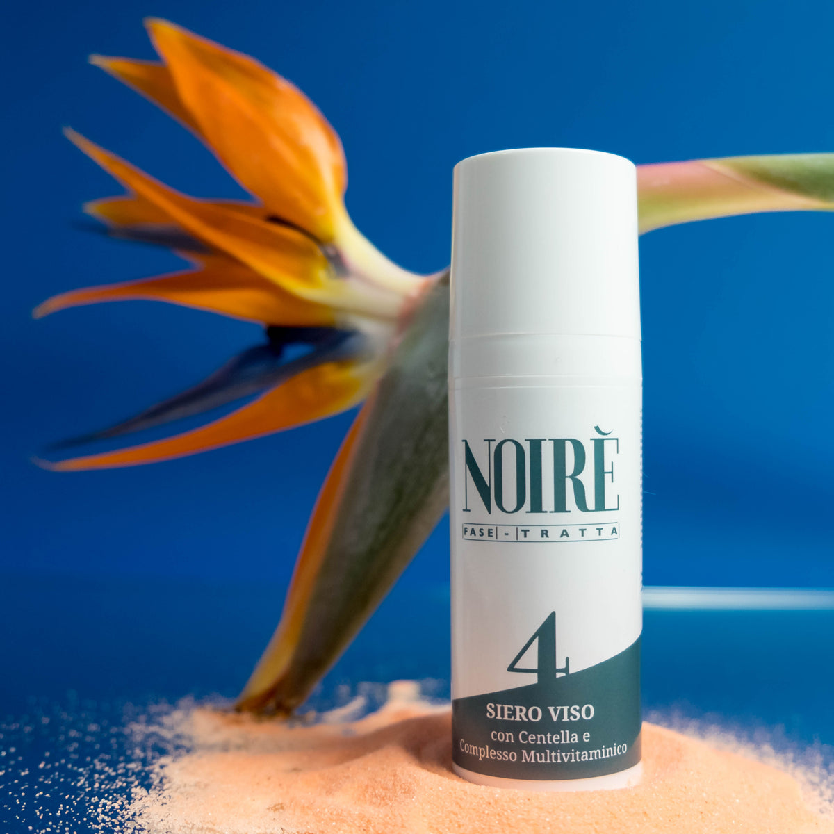 Siero viso antiossidante con vitamine A, C, E, F e centella asiatica. Combatte i segni dell’invecchiamento, illumina e leviga le rughe per una pelle compatta e uniforme.
