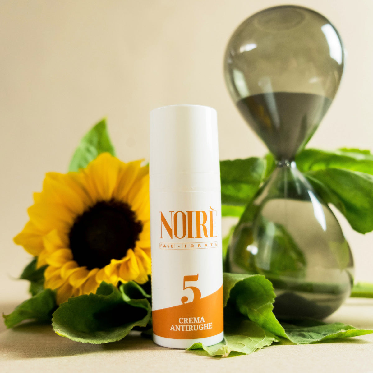Trattamento viso antirughe con acido ialuronico, oli di argan, avocado e burro di karité. Idrata, rassoda e migliora i contorni per un aspetto più giovane ed elastico.
