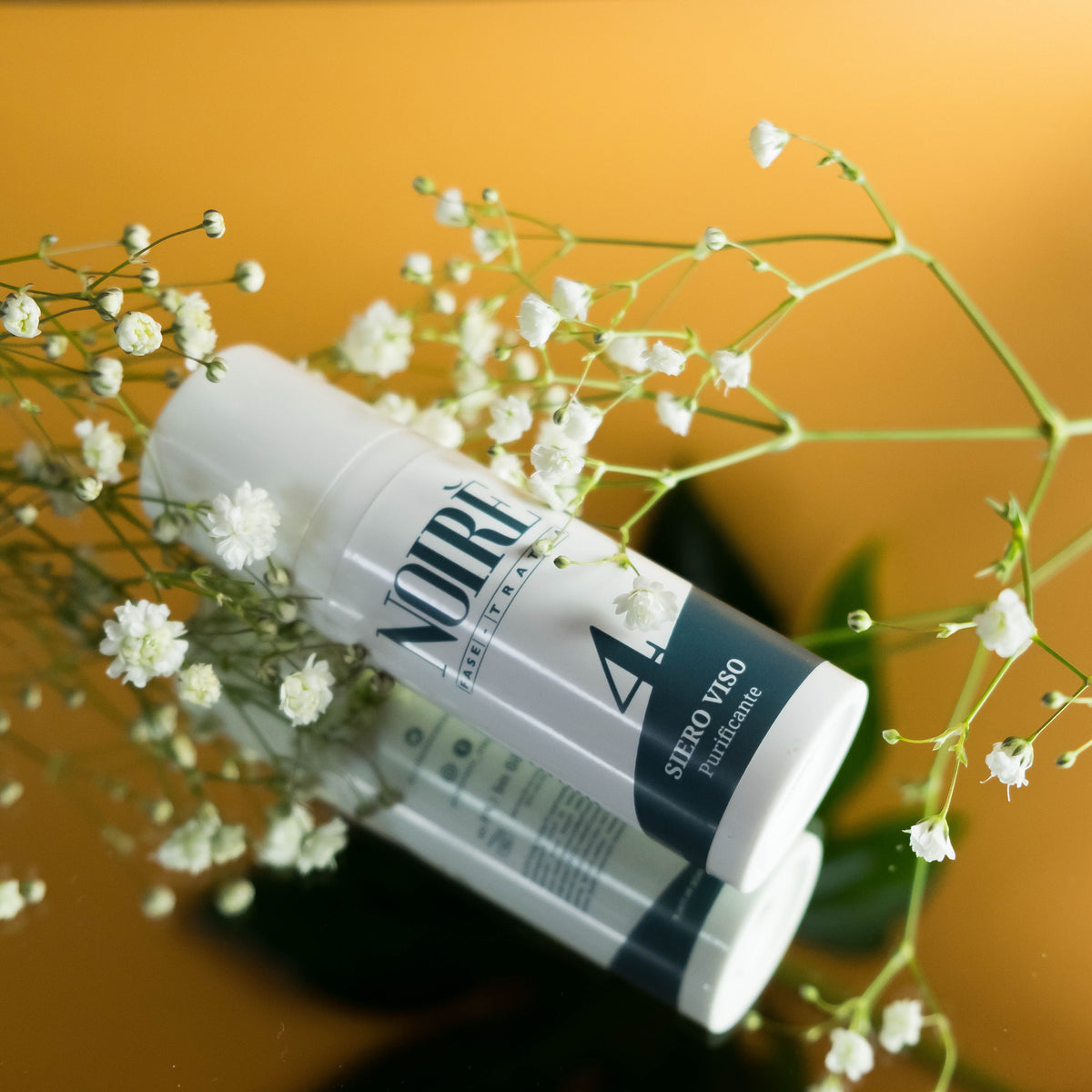 Trattamento viso riequilibrante e purificante con propoli, hamamelis, passiflora e fiori di lillà. Idrata, leviga e normalizza la pelle impura senza ungere.

