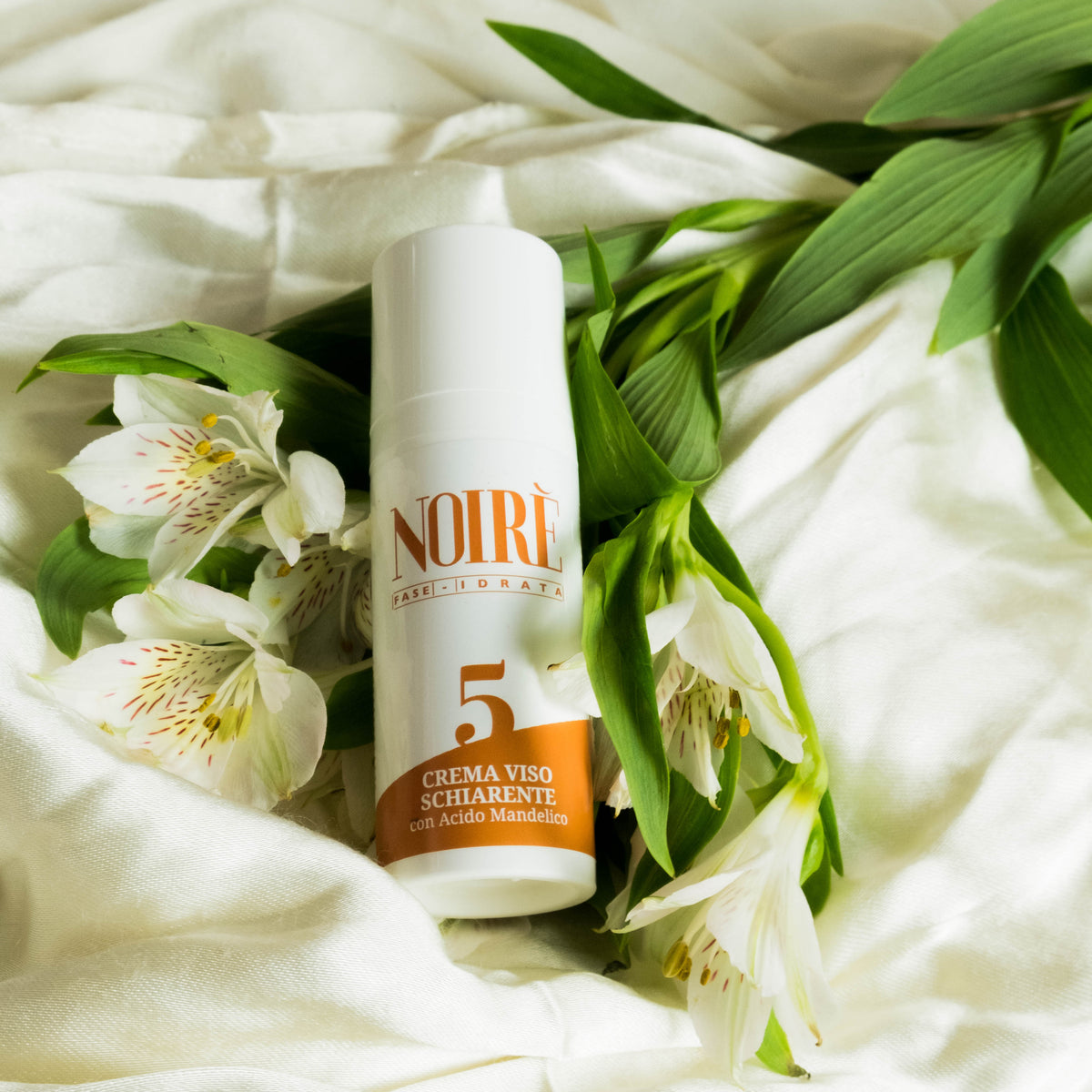 Trattamento viso uniformante e illuminante con acido mandelico, rosa mosqueta, argan, aloe e camomilla. Schiarisce, leviga e illumina il colorito spento.
